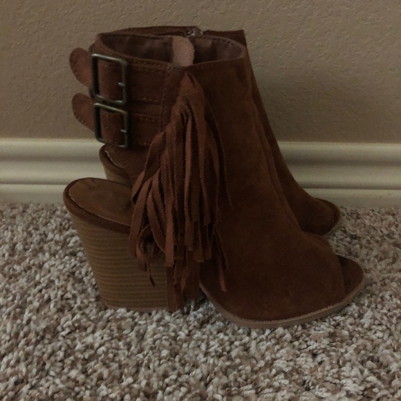 Shop Impressions Fringed Heels - Picture 3 of 6